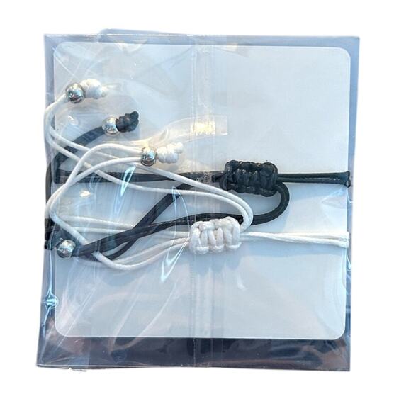 Friends Gift Set NWT One pair of purple fuzzy socks and Two Friends bracelets - Picture 4 of 4